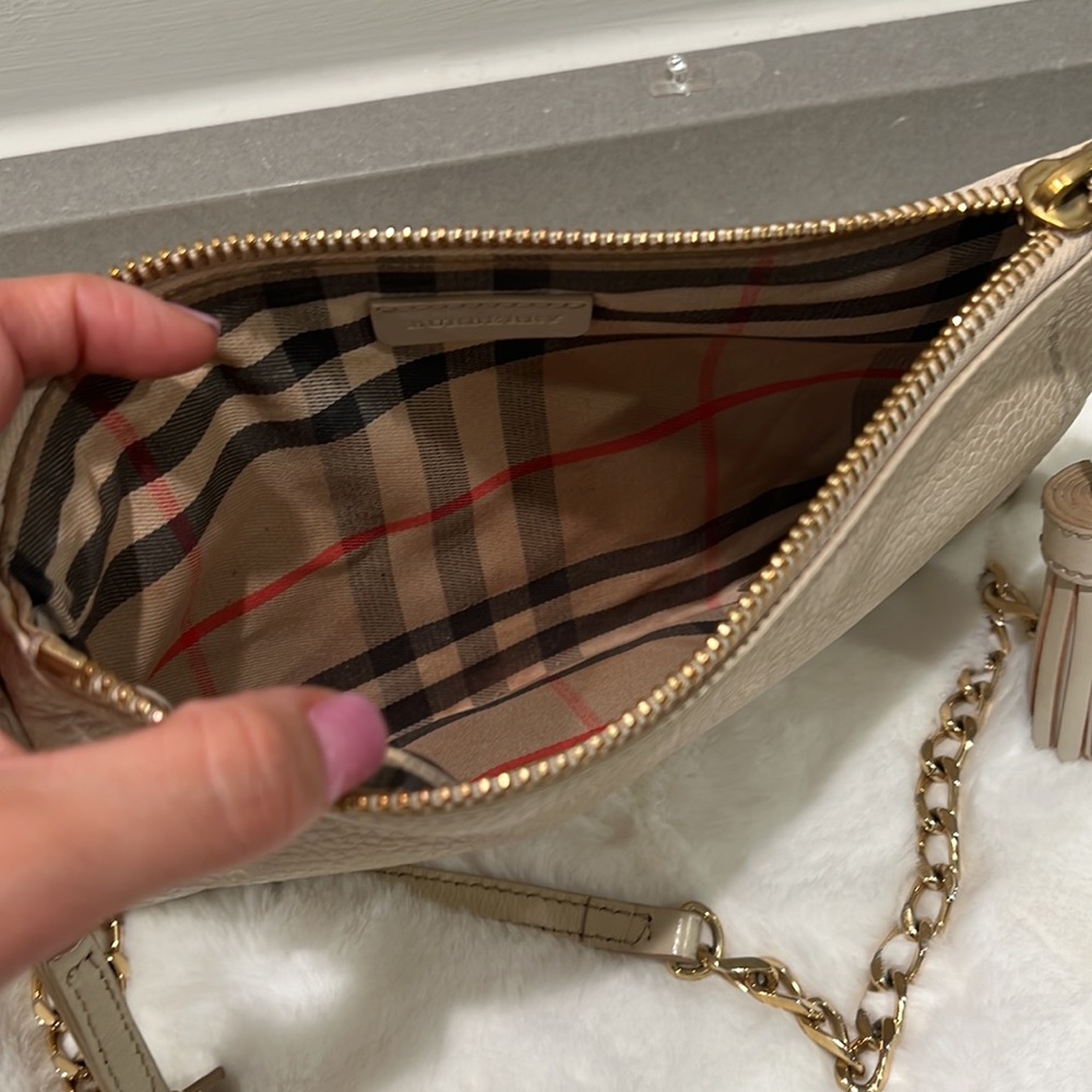 Burberry cross body with gold chain. - Picture 4 of 13